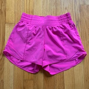 Lululemon Hotty Hot Low Rise 4 inch -Sonic Pink